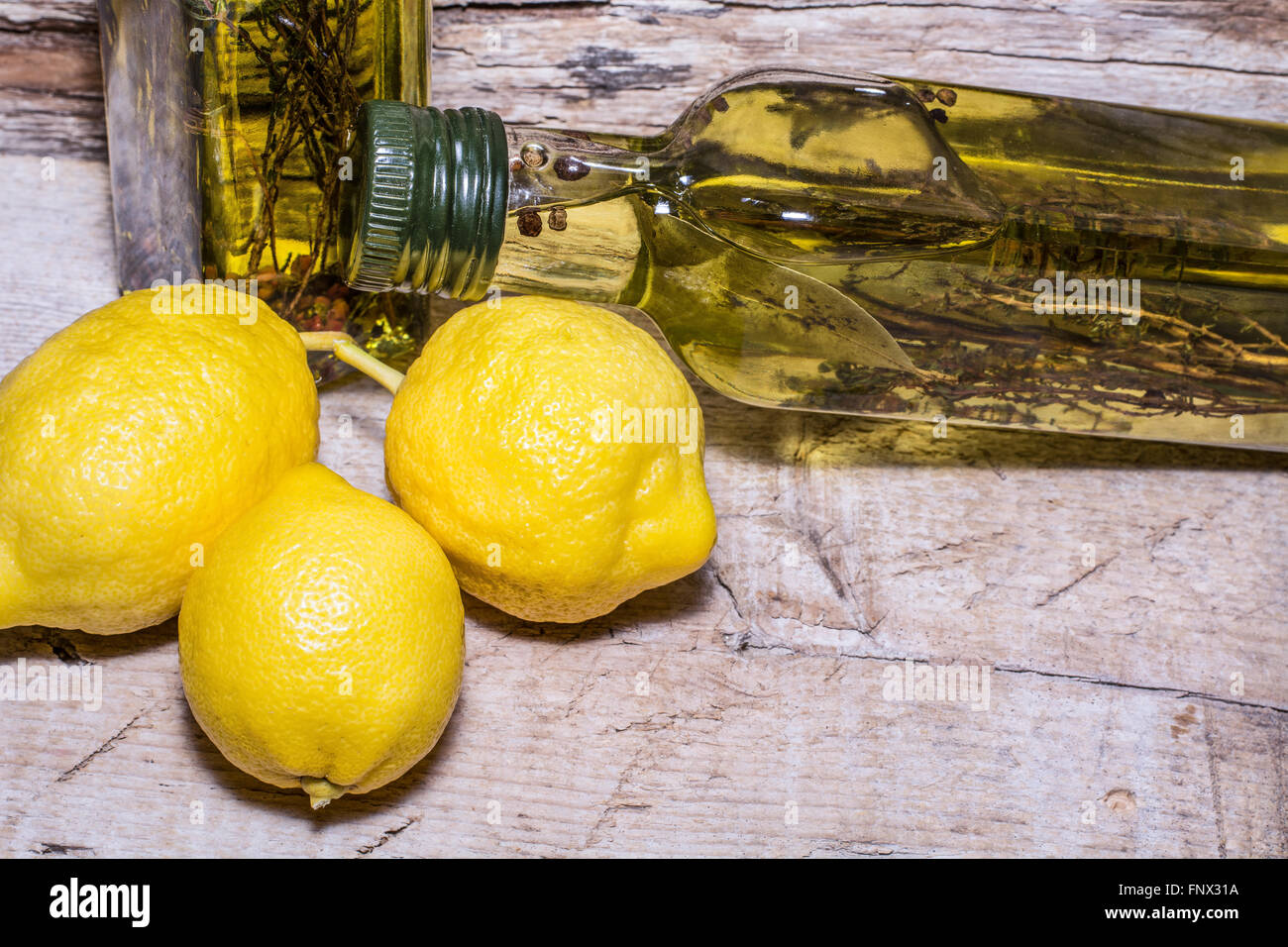 Zitrone und Oliven Öl Flasche Stockfoto