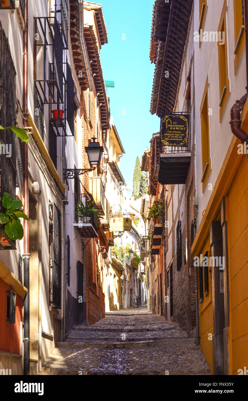 Bunte, schmalen, gepflasterten Straße in Albaicín Bezirk von Granada, Andalusien, Spanien Stockfoto