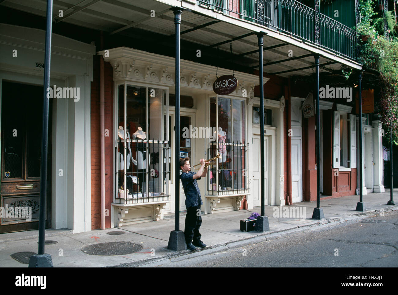 Junge, die Trompete im French Quarter von New Orleans, Louisiana, Vereinigte Staaten von Amerika Stockfoto