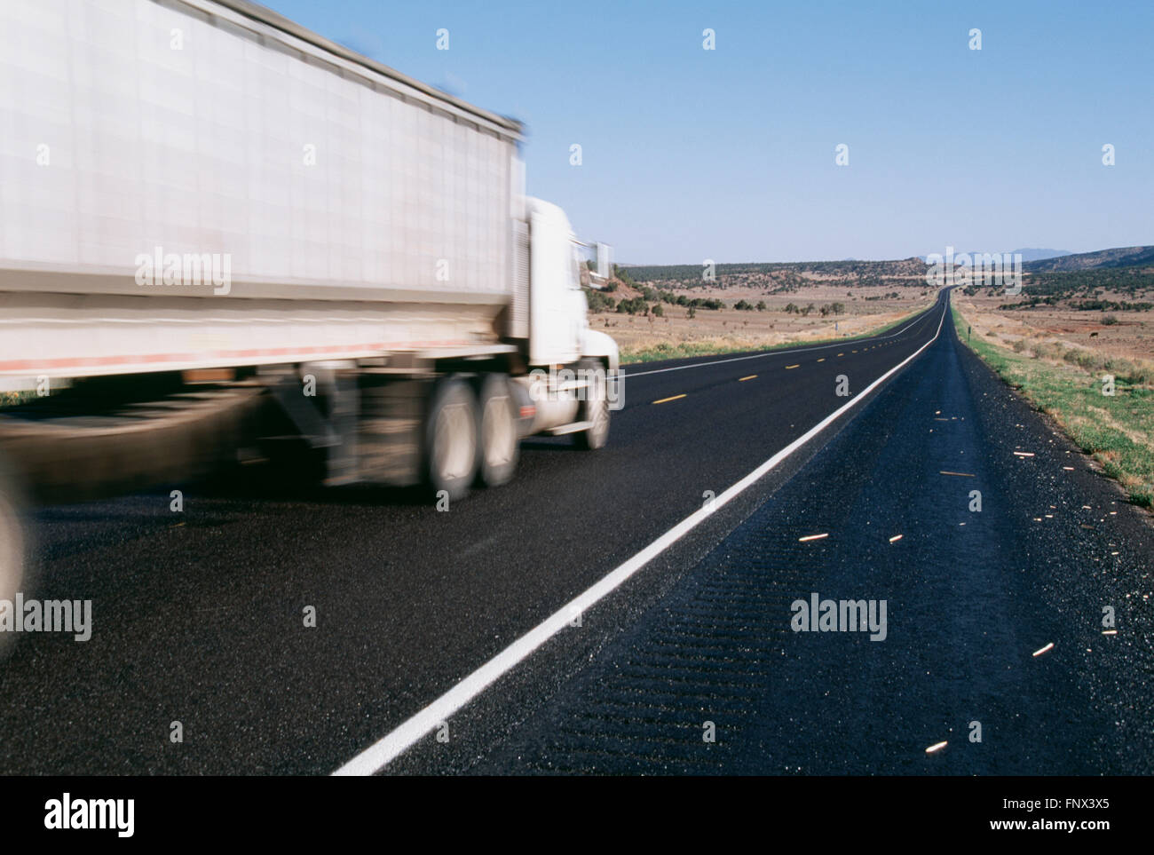 Bewegungsunschärfe eines Transport-LKW fahren auf A Highway, Utah, USA Stockfoto