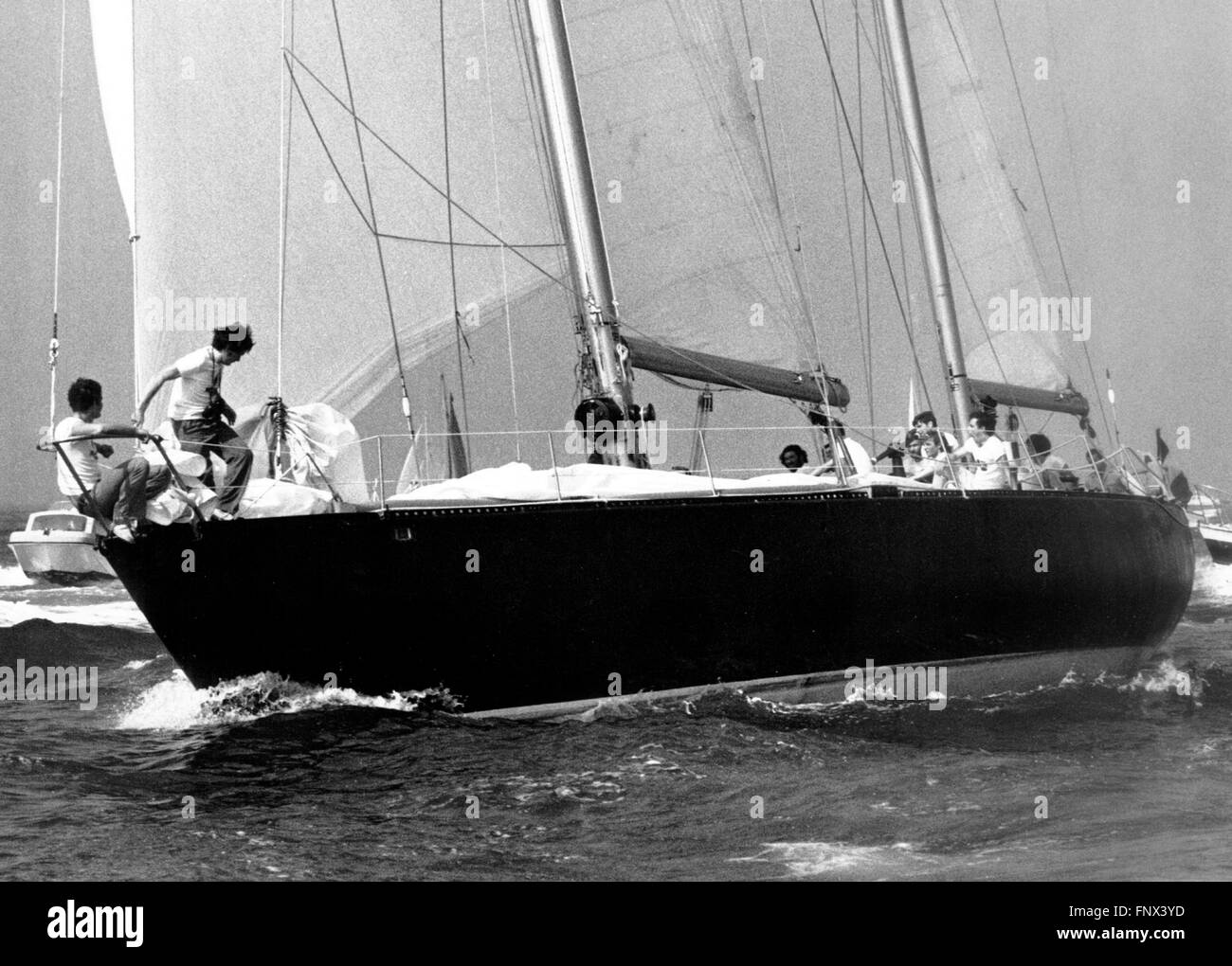 AJAXNETPHOTO. 8. SEPTEMBER 1973. SOUTHSEA, ENGLAND. -WHITBREAD RUND UM DIE WELT RENNSTART - PEN DUICK VI (FR), ERIC TABARLY SKIPPER.  FOTO: JONATHAN EASTLAND/AJAX REF; FEDER DUICK VI WRWR 73 Stockfoto