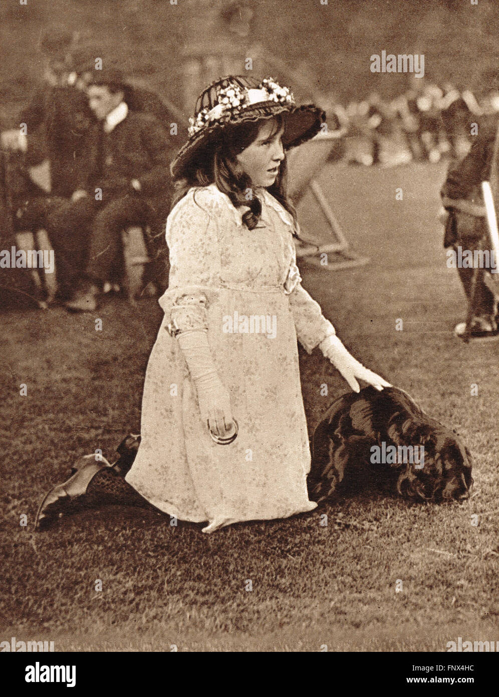 Elizabeth Bowes-Lyon The Queen Mother (1900-2002) als junges Mädchen in Glamis Castle, Schottland im Jahr 1907 Stockfoto