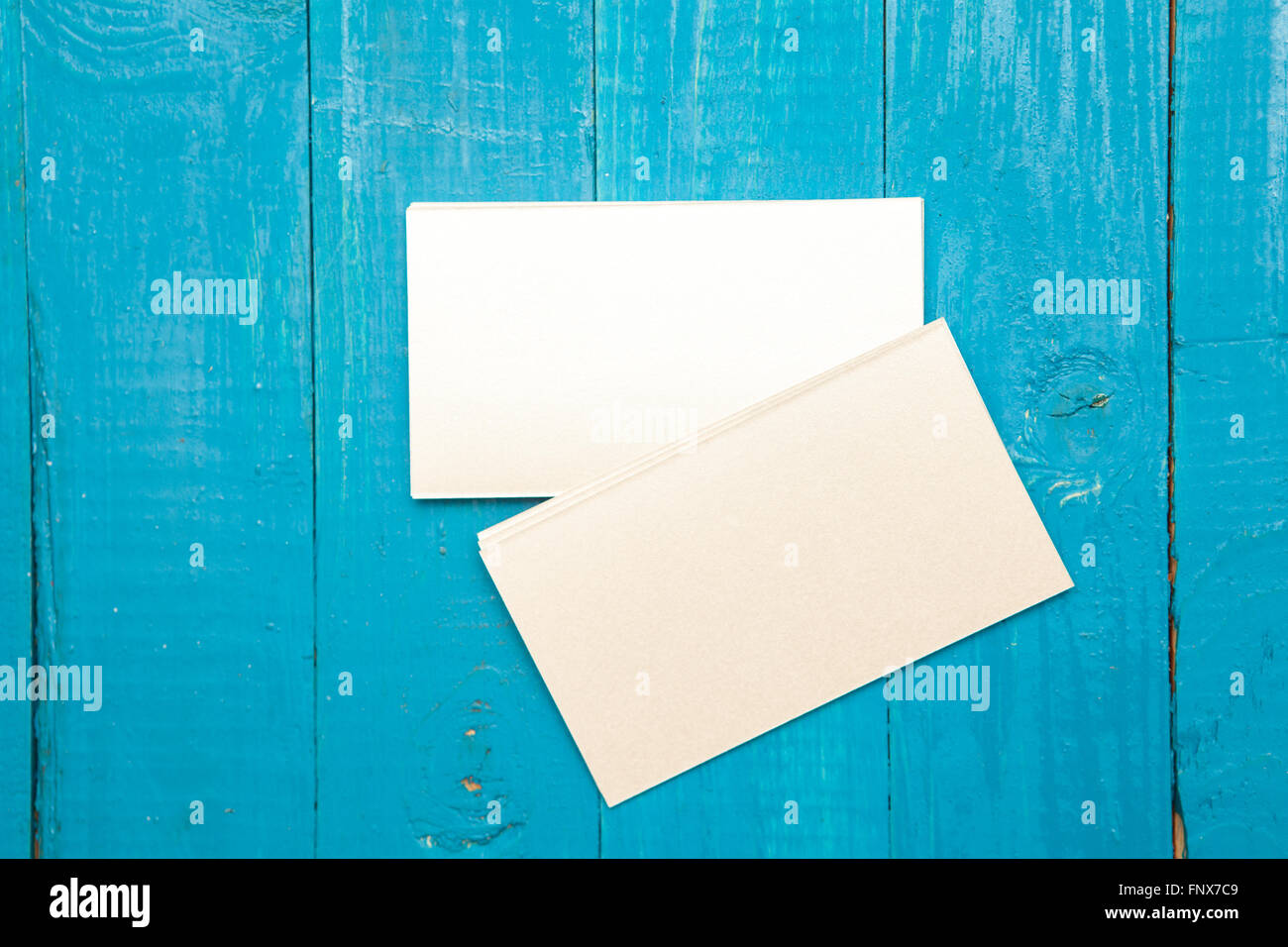 Visitenkarte auf einem blauen Hintergrund aus Holz. Mock-up für das branding Stockfoto Visitenkarte auf einem blauen Hintergrund aus Holz. Mock-up für das branding Stockfoto