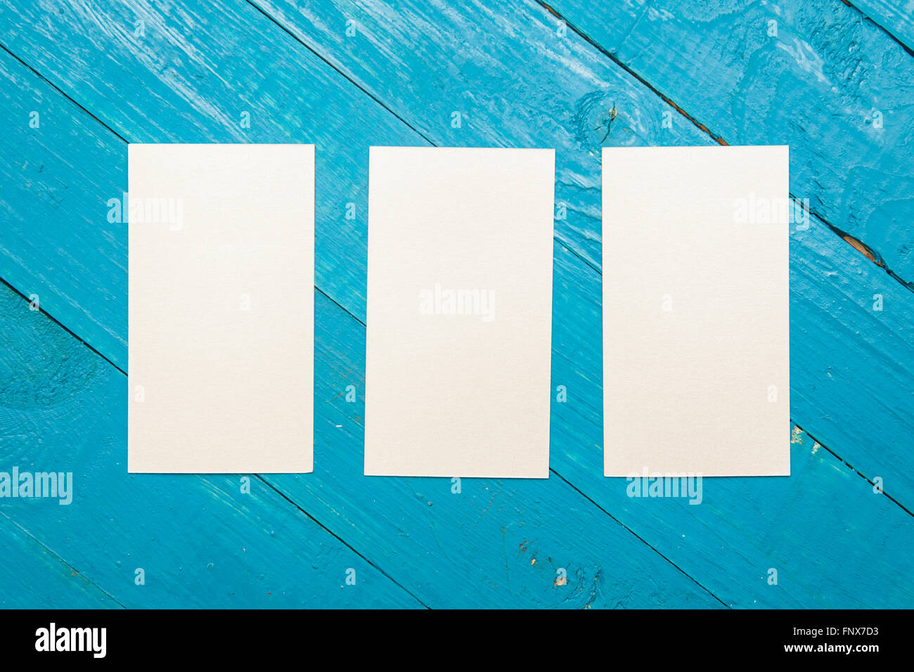 Visitenkarte auf einem blauen Hintergrund aus Holz. Mock-up für das branding Stockfoto