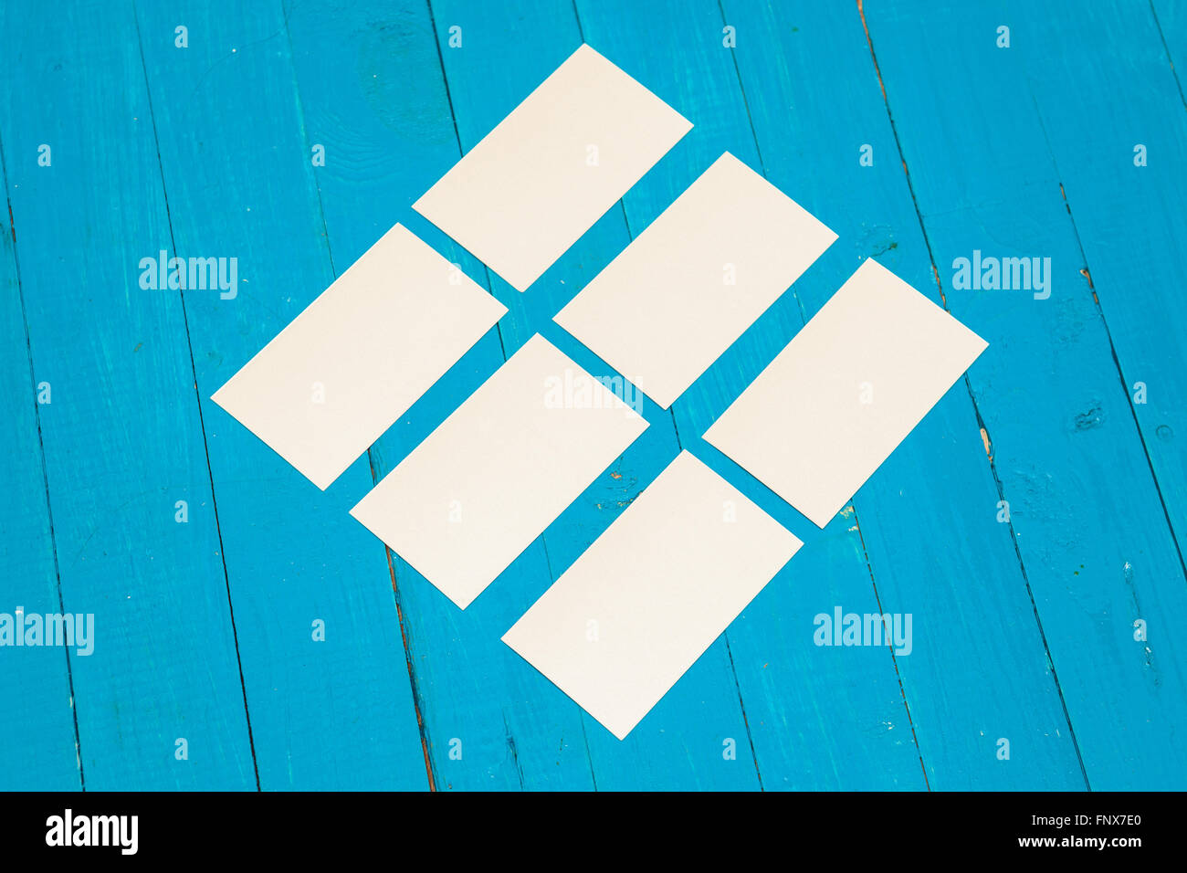Visitenkarte auf einem blauen Hintergrund aus Holz. Mock-up für das branding Stockfoto