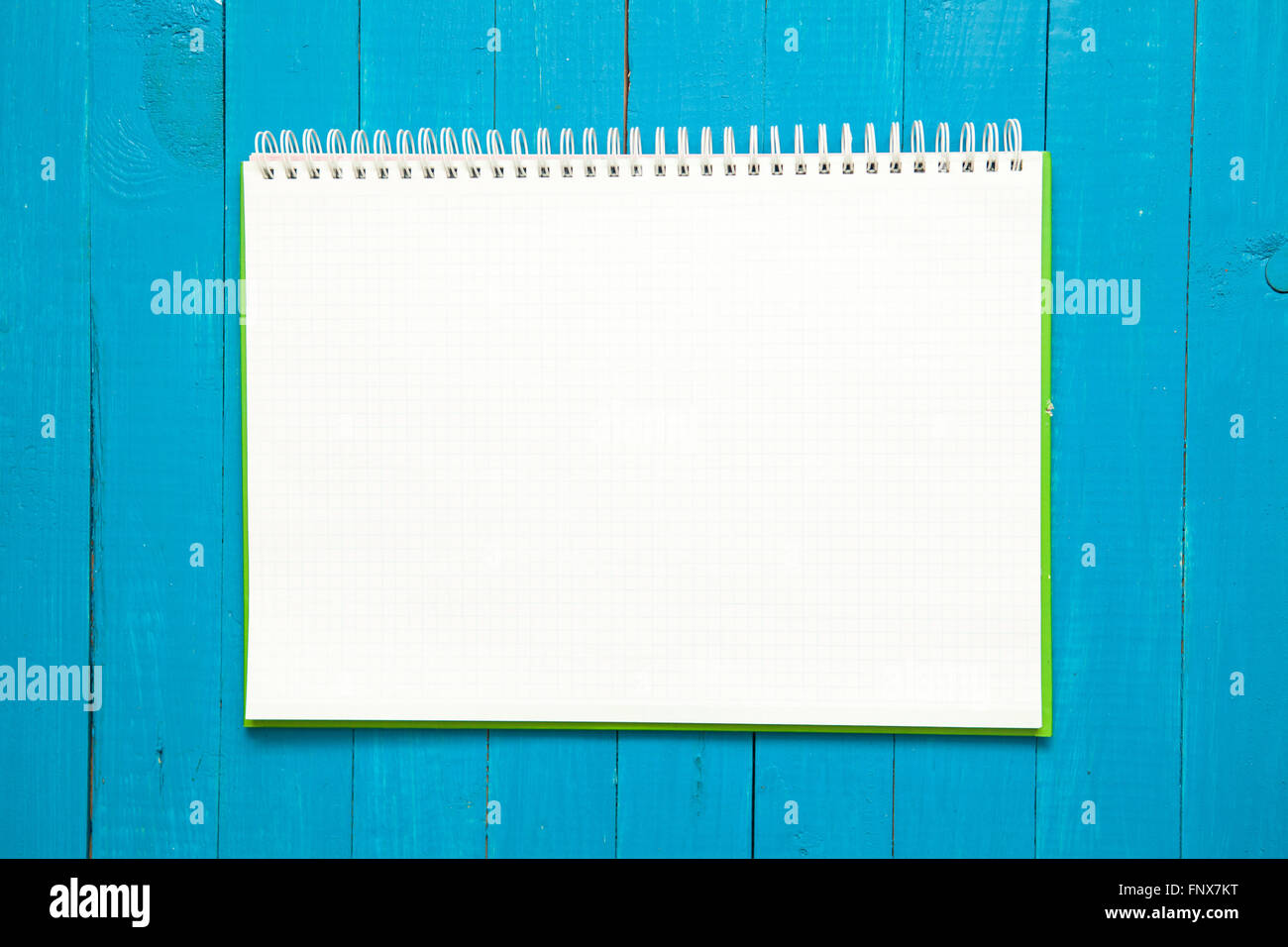 Zwei offene Notizbuch auf einem blauen Hintergrund aus Holz Stockfoto