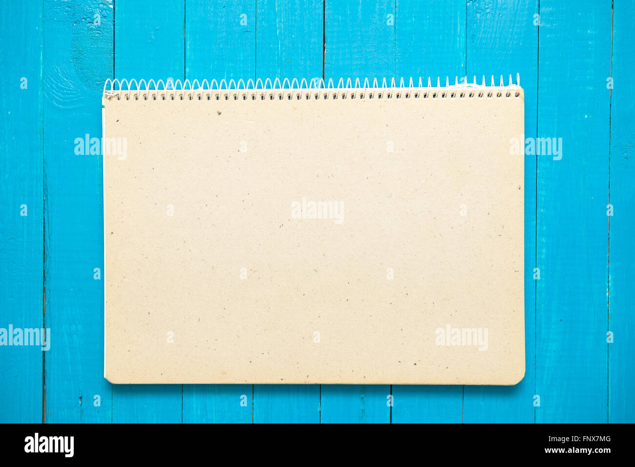 Zwei offene Notizbuch auf einem blauen Hintergrund aus Holz Stockfoto
