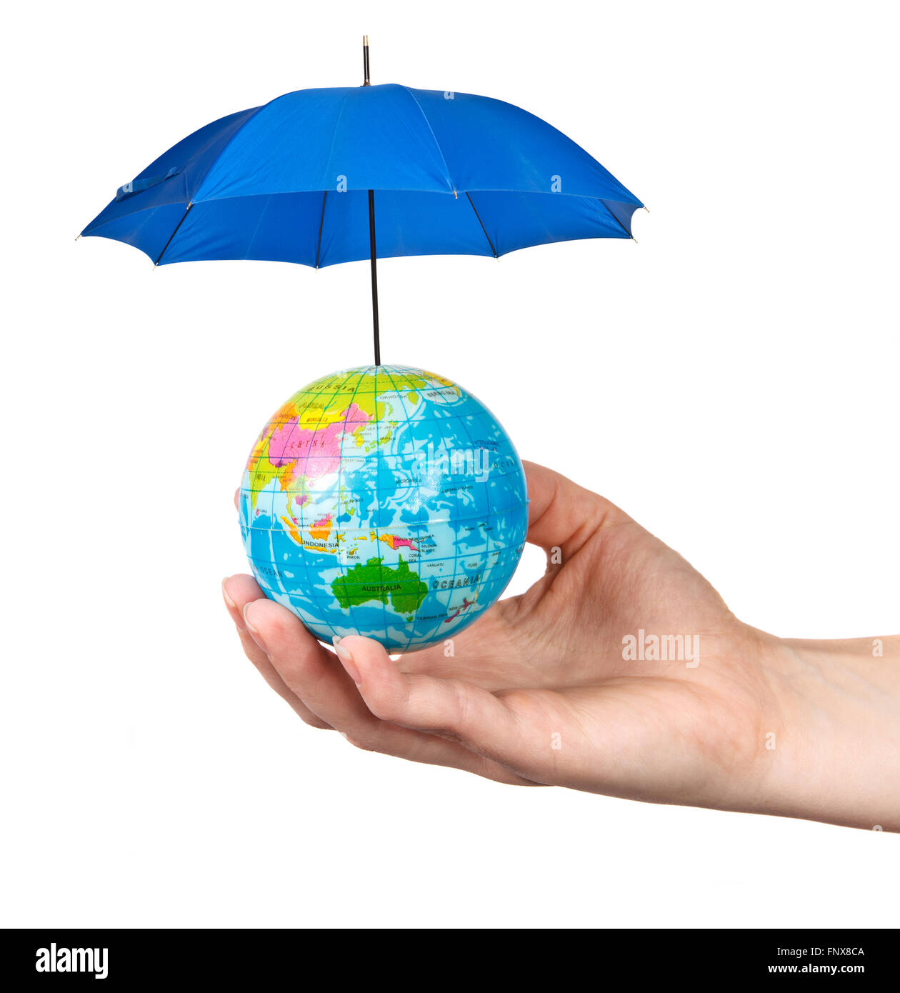 kleiner Globus in einer weiblichen Hand, geschützt durch ein Dach-Konzept Stockfoto