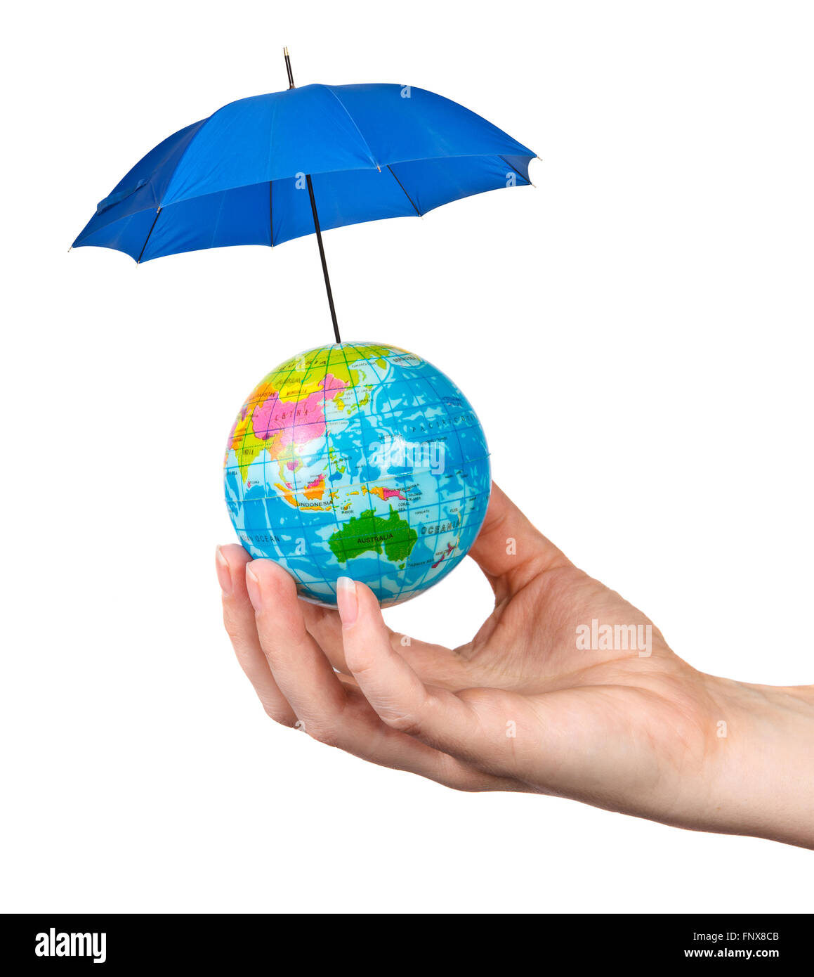 kleiner Globus in einer weiblichen Hand, geschützt durch ein Dach-Konzept Stockfoto