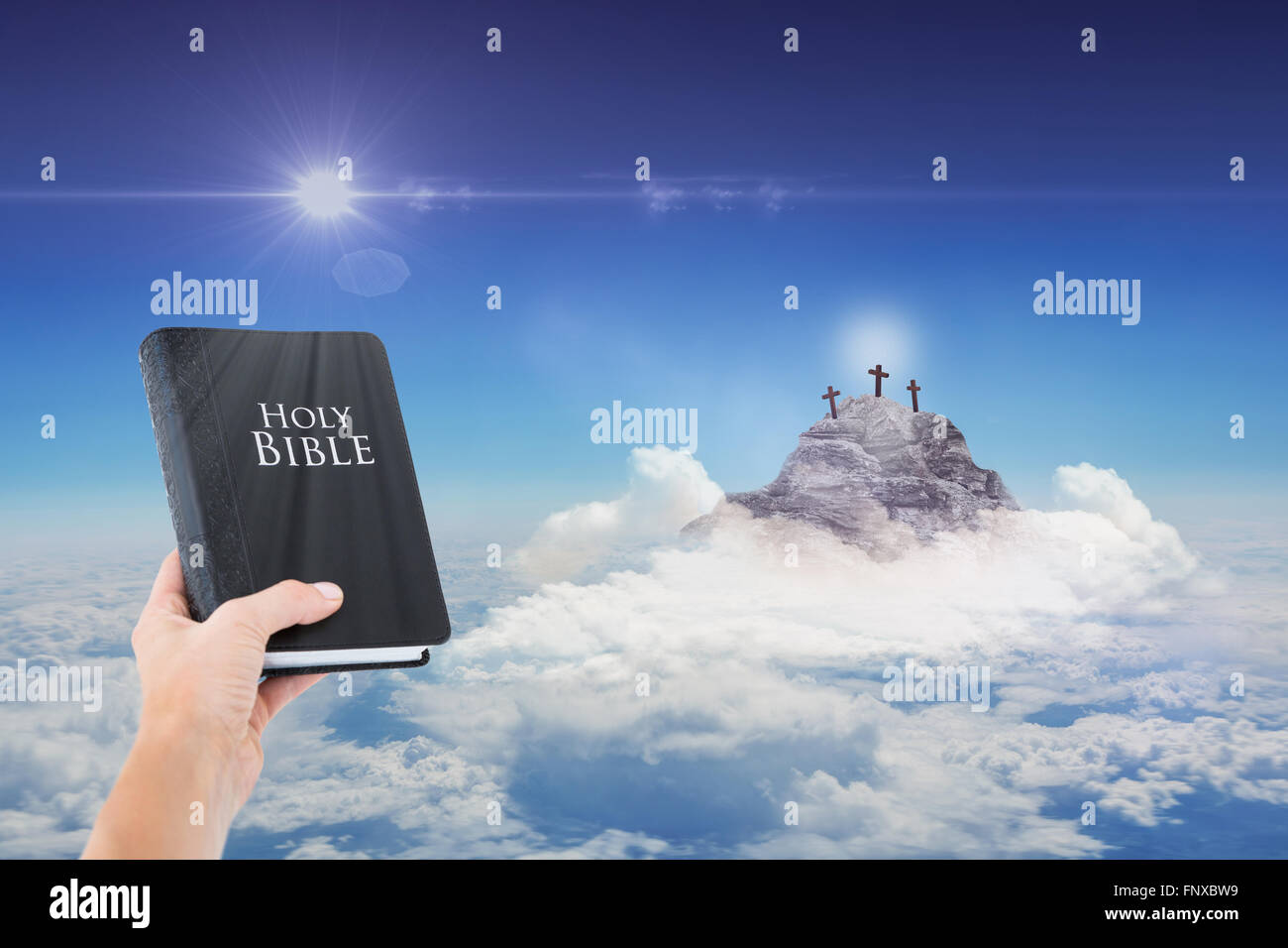 Zusammengesetztes Bild von Hand, die Bibel Stockfoto