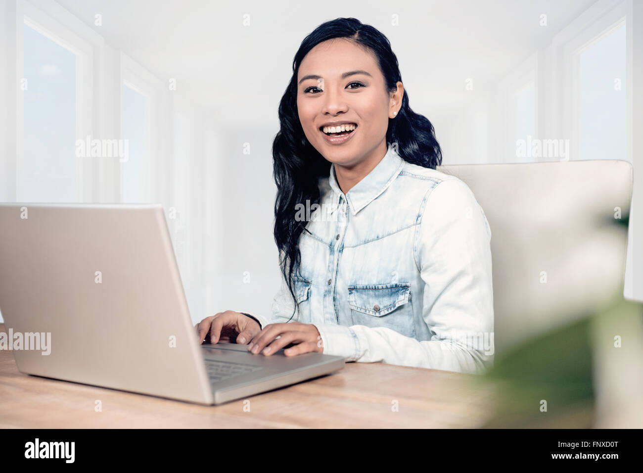 Zusammengesetztes Bild asiatische Frau mit laptop Stockfoto