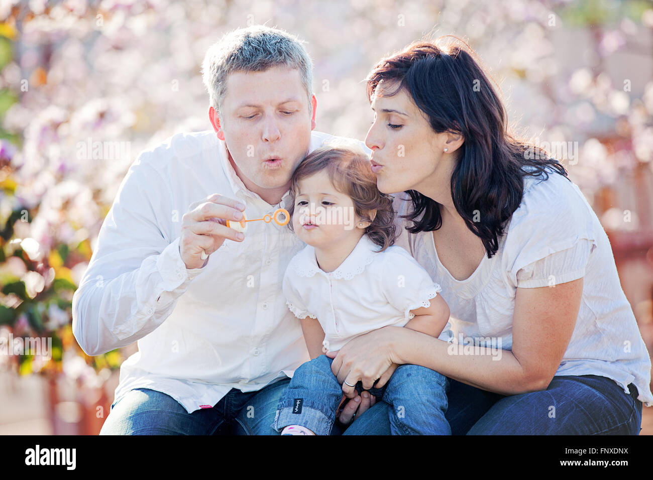 Familie, glückliche Mutter Vater und Tochter Seifenblasen Stockfoto