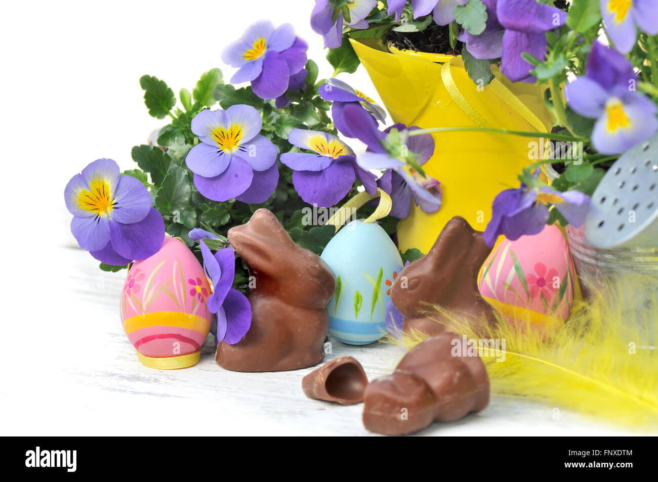 Schokoladeneier unter Blumen Dekoration Stockfoto