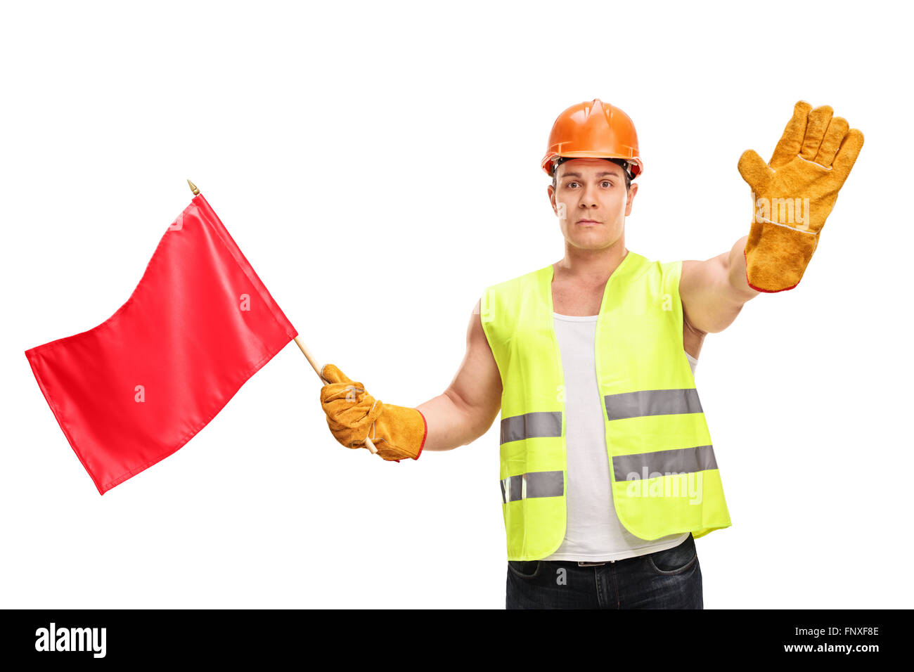 Bauarbeiter eine rote Fahne schwenkten und machen einen Stop Handgeste isoliert auf weißem Hintergrund Stockfoto