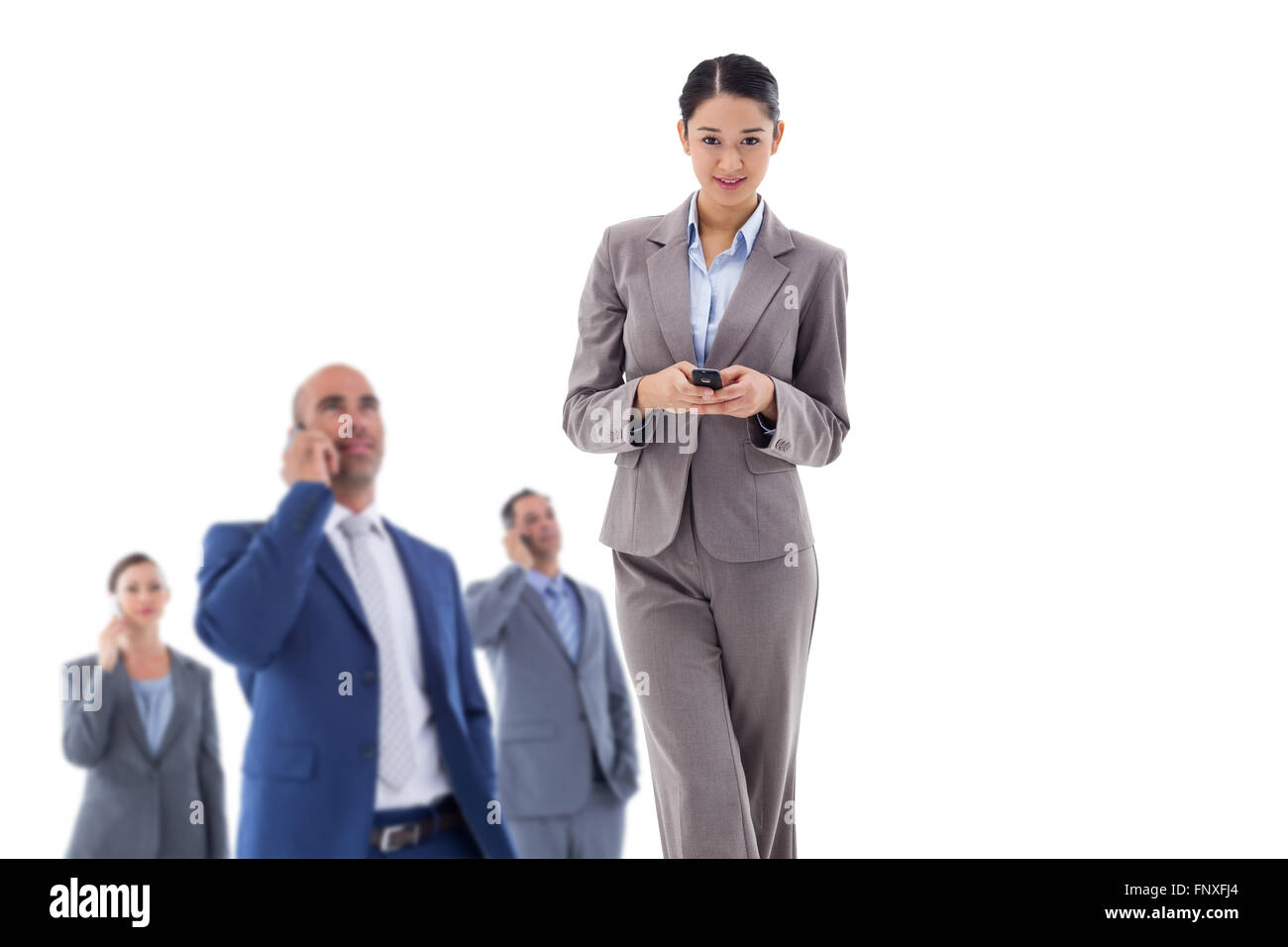 Zusammengesetztes Bild des Porträts eine lächelnde Brünette Geschäftsfrau Senden einer Textnachricht Stockfoto