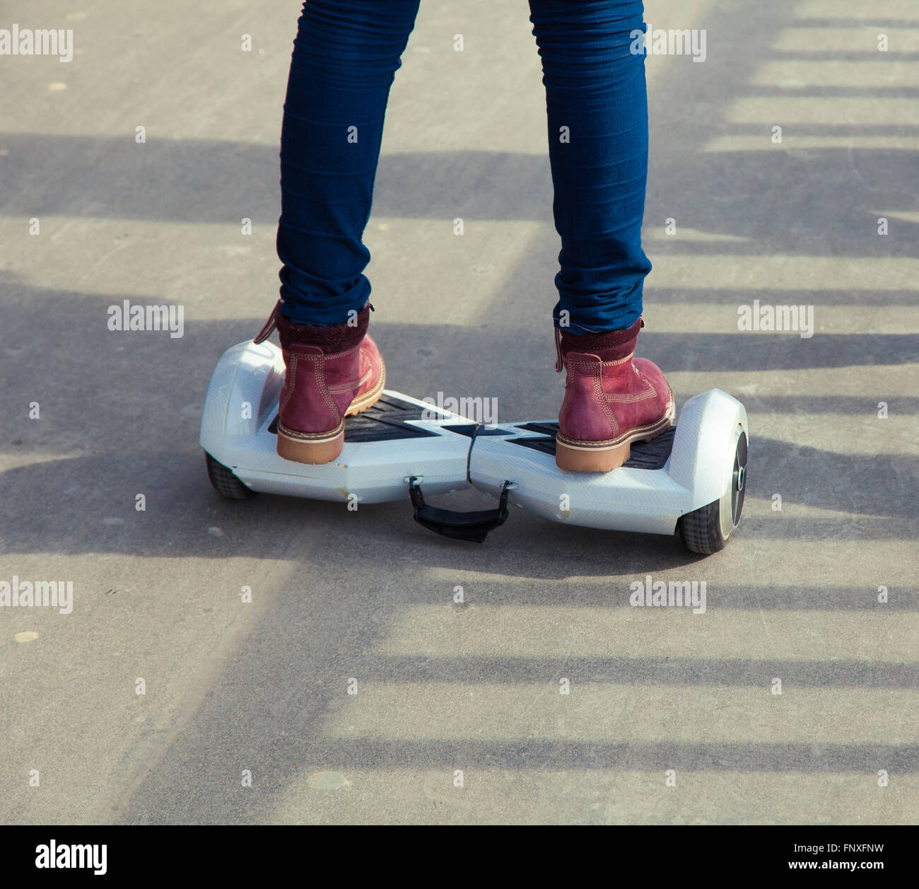 Junger Mensch auf e-board Stockfoto