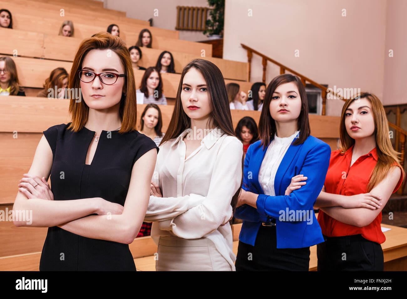 Junge Frauen im Unterricht mit Schülern Stockfoto