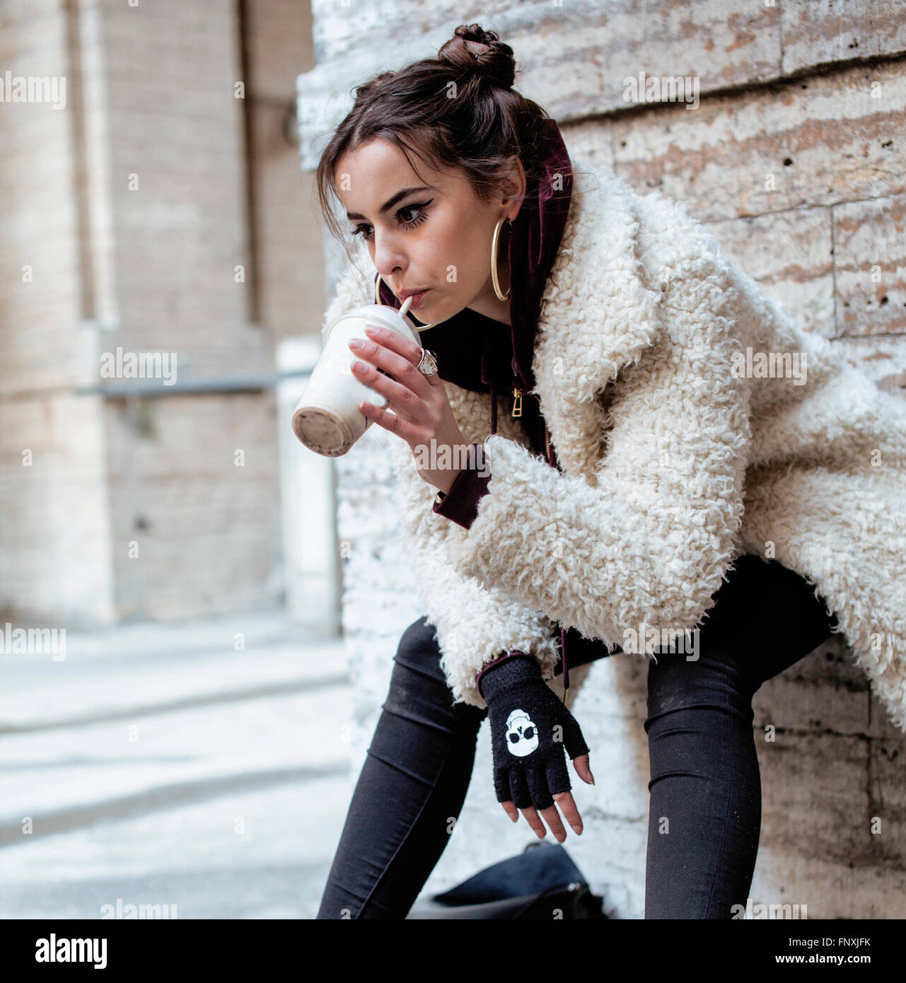 ziemlich stylish Teenagers Mädchen außerhalb auf Stadt Straße fancy Mode gekleidet trinken Milch-shake Stockfoto