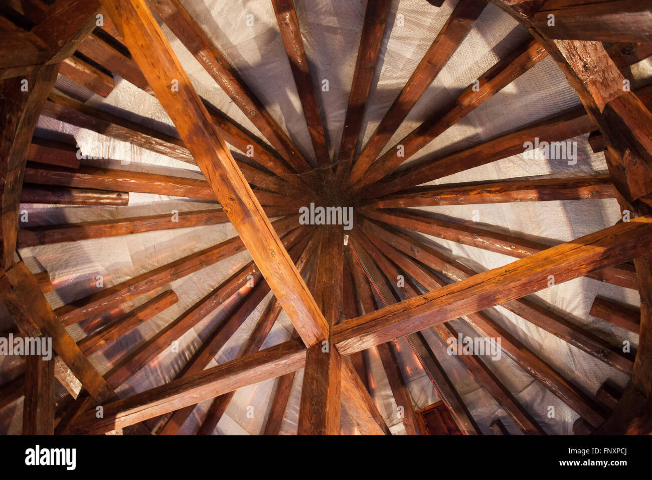 Polen, Krakau, Interieur von Sandomierz Turm am Wawel Königsschloss, Dachgeschoss, hölzernen Balken tragende Dach Stockfoto