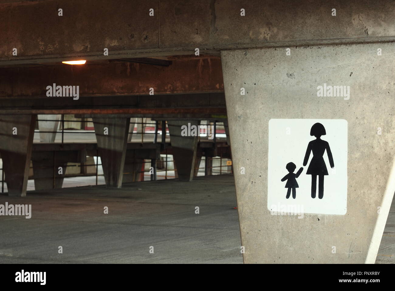 Ein Schild zeigt, Mutter und Kind Parkplätze in einem konkreten brutalistischen Stil Auto Park, Chesterfield Stadtzentrum Derbyshire England UK Stockfoto