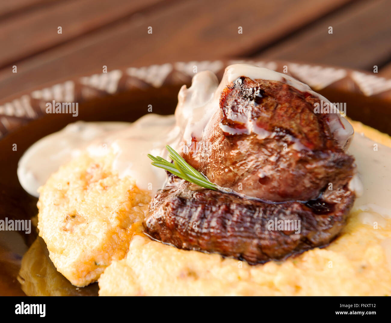 Gourmet-Essen von Rindfleisch Filet Steak auf Polenta mit Pilzsauce Stockfoto