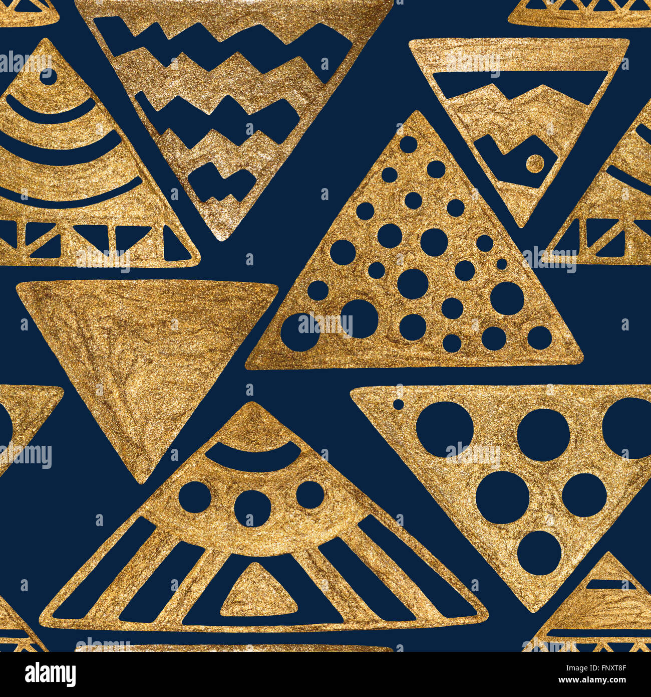 Ethnische Muster. Hand gezeichnet abstrakt geometrische Pyramiden nahtlose Hintergrund. Gold auf blau tribal Textur. Stockfoto