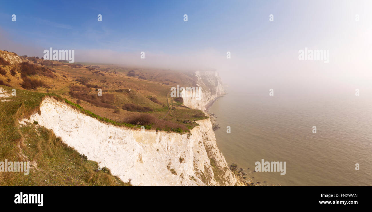 Die weißen Klippen von Dover an einem schönen nebligen Morgen, von oben fotografiert. Stockfoto