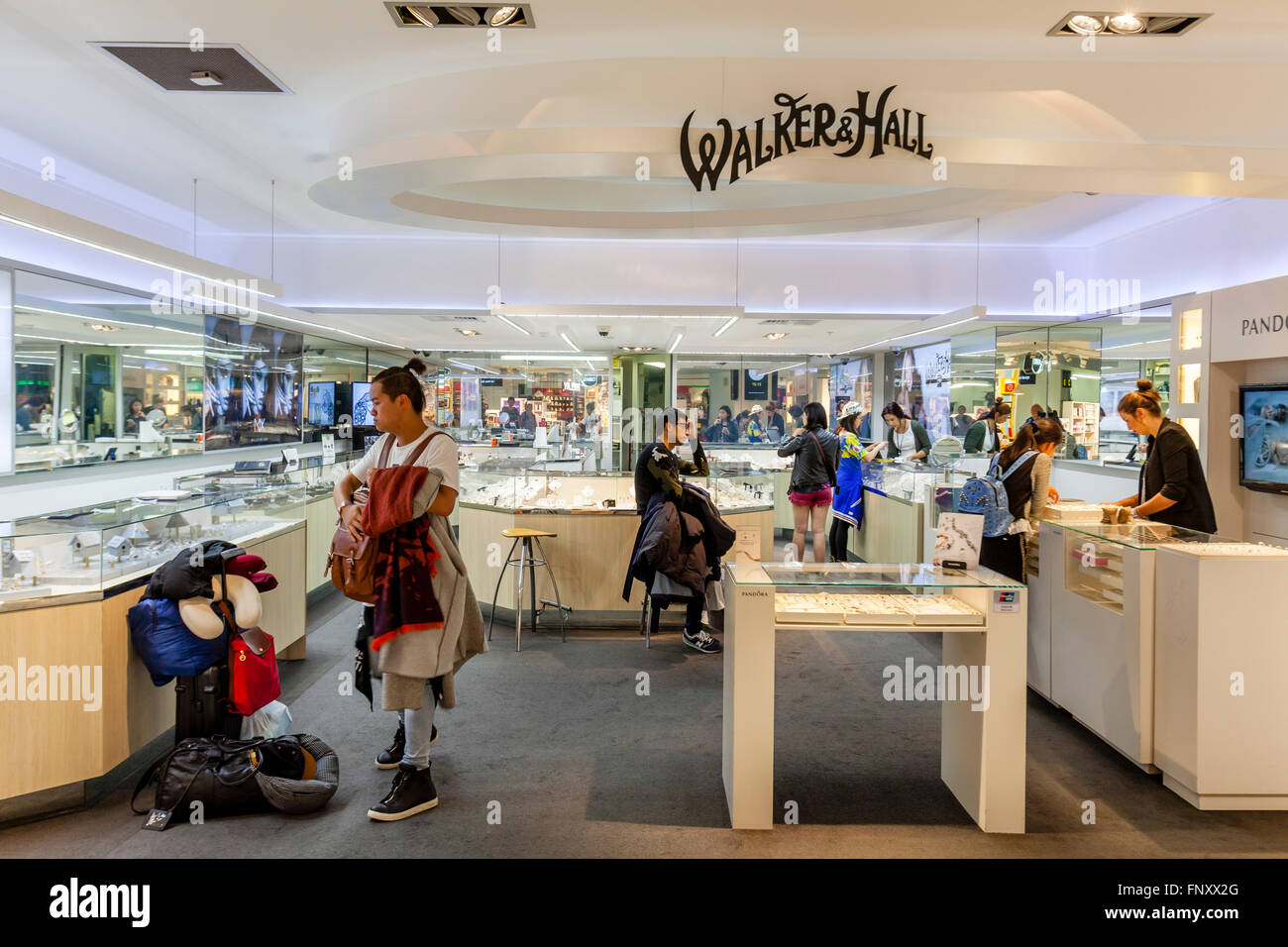 Asiatische Touristen Einkaufen bei der Pflicht frei Geschäfte, Flughafen Auckland, Neuseeland Stockfoto