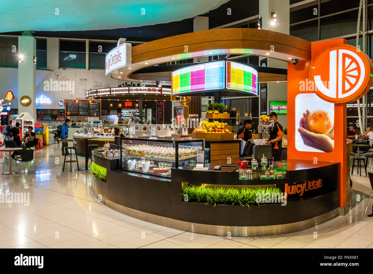 Ein Cafe in der Abflughalle des Flughafens von Auckland, Neuseeland Stockfoto
