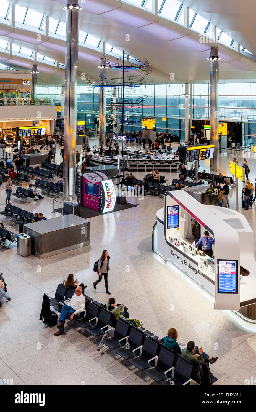 Der Abflug-Lounge am Flughafen London-Heathrow (Terminal 2), London, England Stockfoto