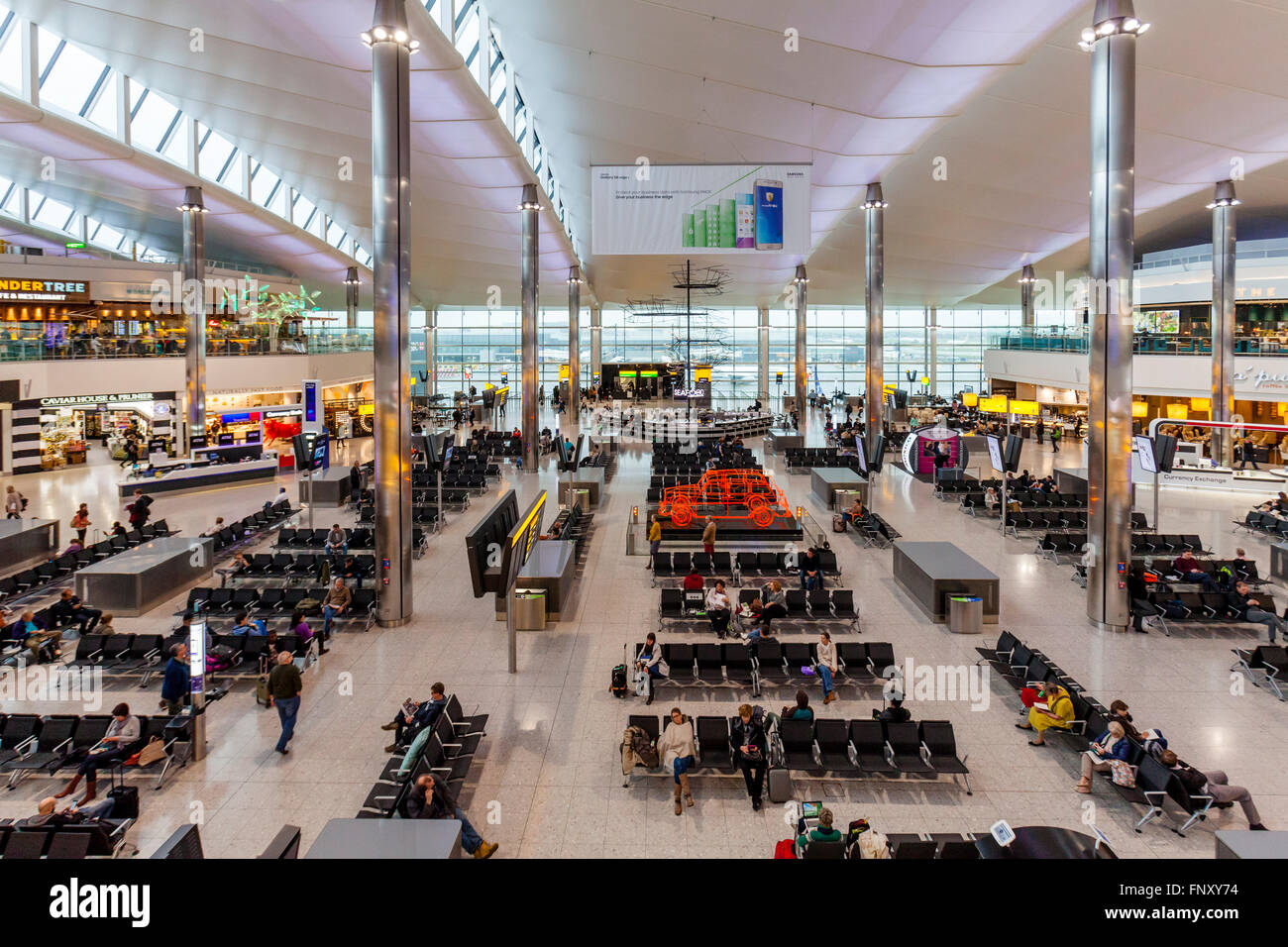 Der Abflug-Lounge am Flughafen London-Heathrow (Terminal 2), London, England Stockfoto