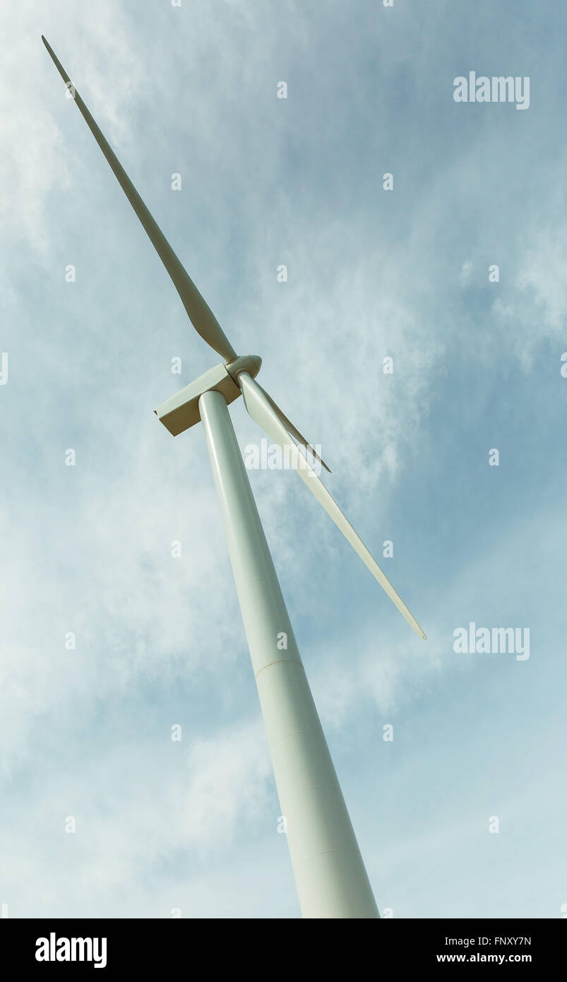 Windgenerator auf dem Hintergrund des Himmels Stockfoto