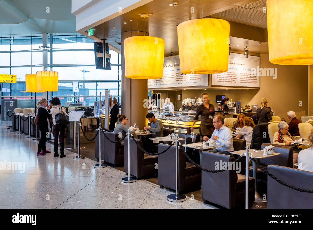 Cafe/Restaurant, Heathrow Flughafen (Terminal 2), London, England Stockfoto