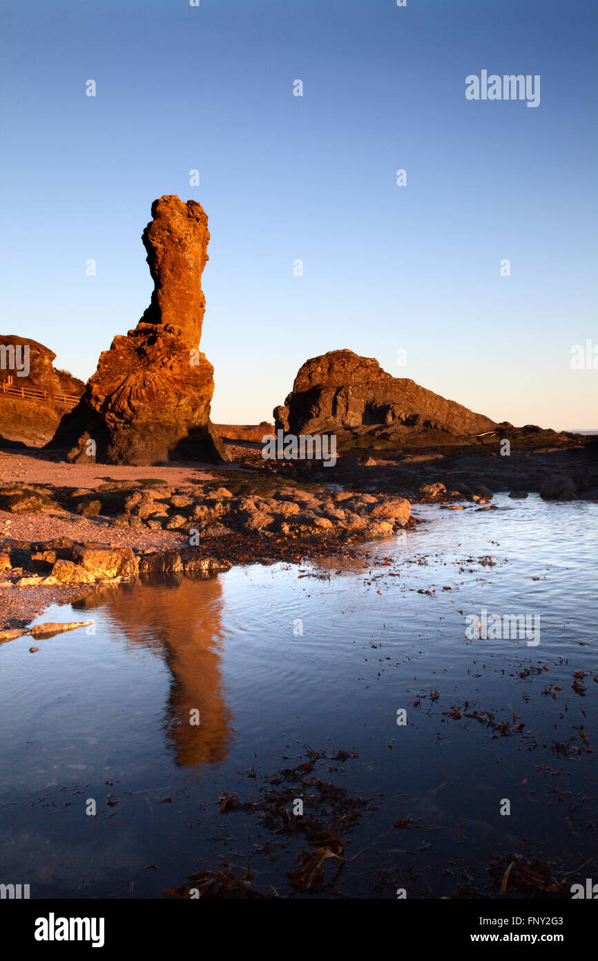 Rock und Spindel bei Sonnenaufgang auf der Fife Coast Path in der Nähe von St Andrews, Fife, Schottland Stockfoto