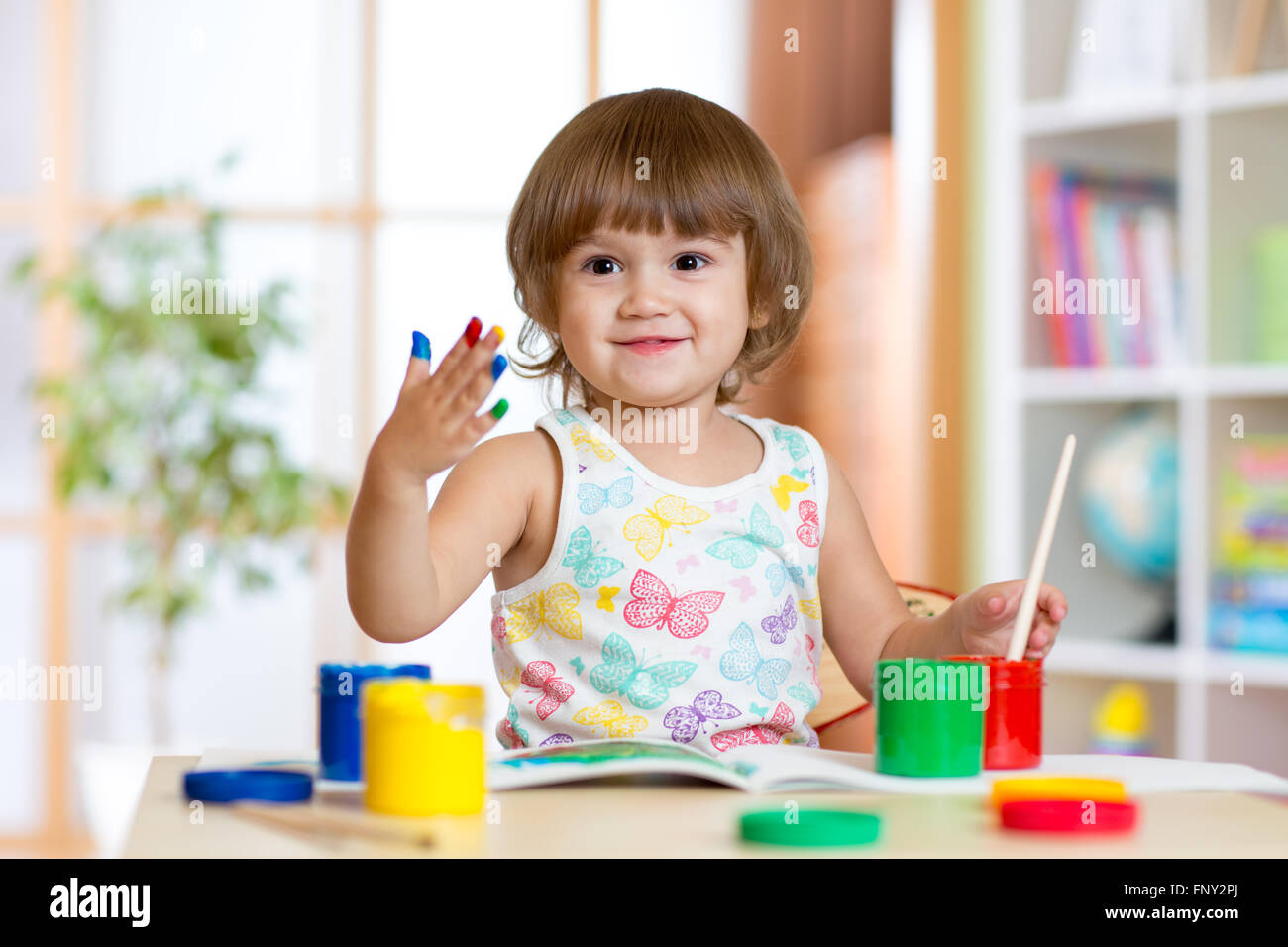 Glückliches Kind Mädchen mit Hand bemalt Farbe Farben Stockfoto