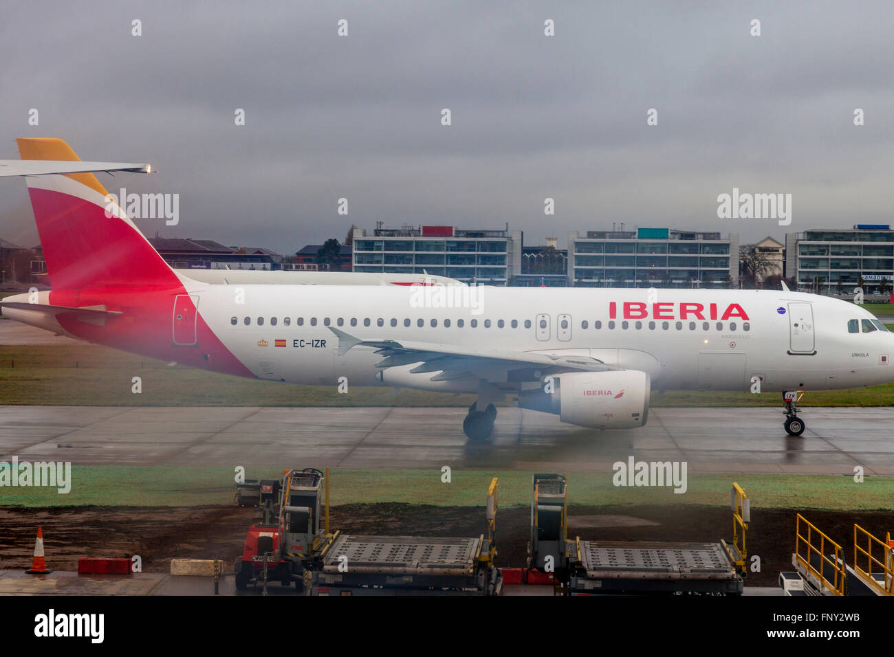 Ein Flug von der spanischen Fluggesellschaft IBERIA landet am Flughafen Heathrow, London, England Stockfoto