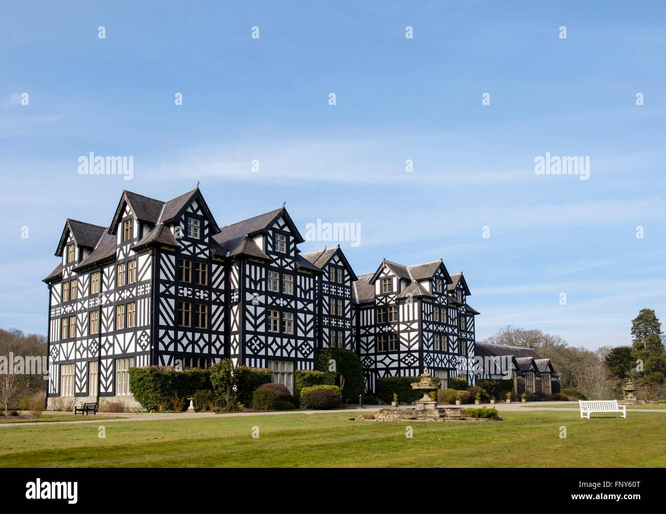 Gregynog Hall Konferenz und Study centre for University of Wales mit schwarzen und weißen Fassade. Tregynon Newtown Powys, Wales UK Stockfoto