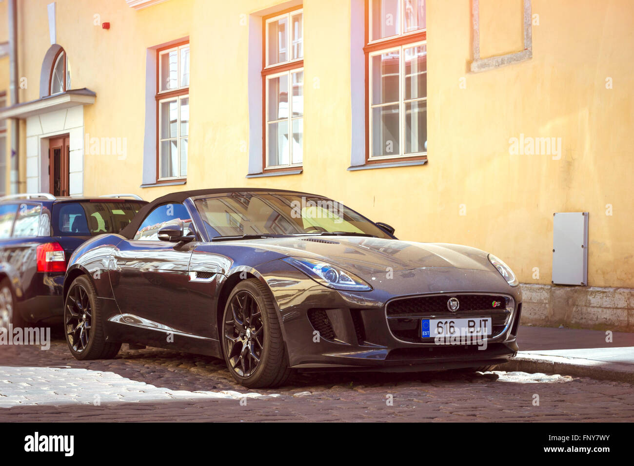 TALLINN/Estland - 12. Juni 2015: Jaguar Auto auf der Straße der Altstadt, Tallinn, Estland Stockfoto