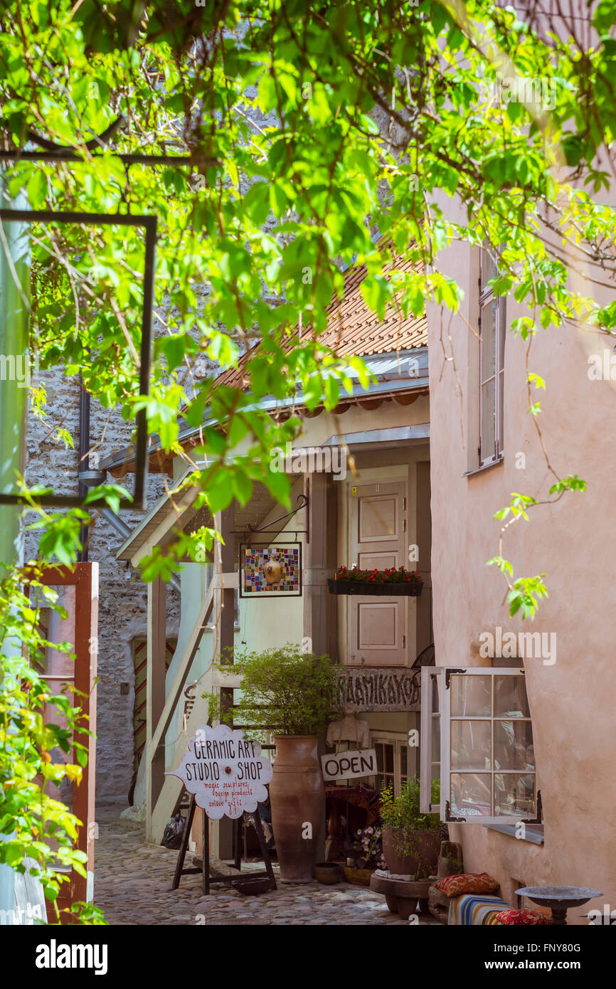 TALLINN, Estland - 12. Juni 2015: Dekorative Zeichen auf der Veranda der Geschenk-Shop. Beliebte Hof der Altstadt in Tallinn, Estland Stockfoto