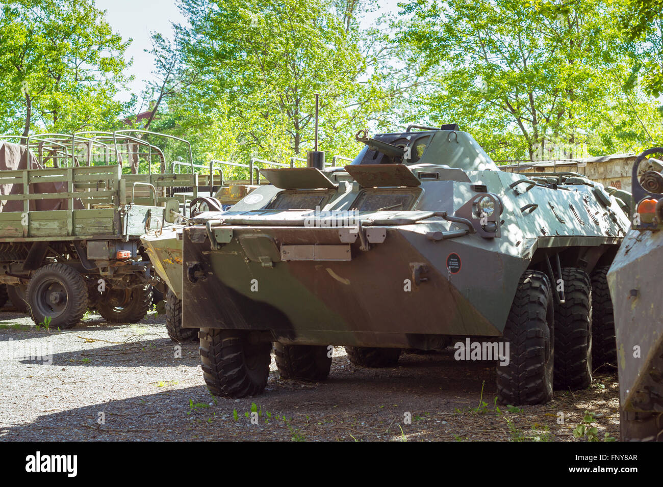 TALLINN, Estland - YUNI 12, 2015: Parkplatz verlassen militärischen Ausrüstung der sowjetischen Probe, Tallinn, Estland Stockfoto