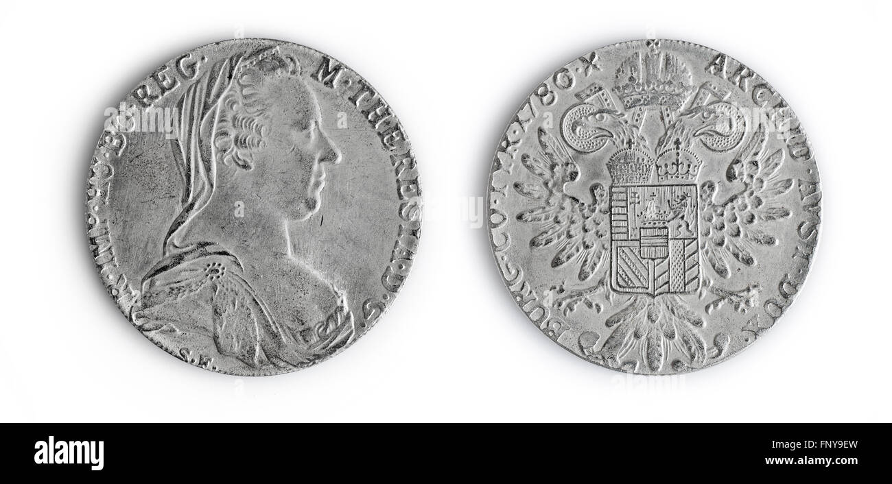 Alte Münzen der Maria Theresa Thaler isoliert auf weiß Stockfoto