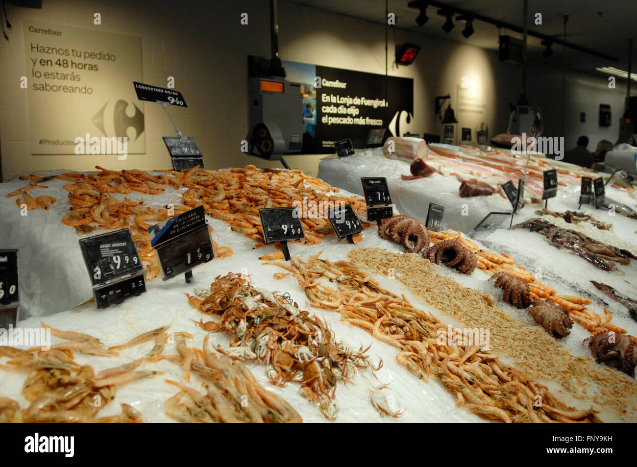 Frischfisch-Theke im Carrefour Supermarkt Malaga Spanien Stockfoto