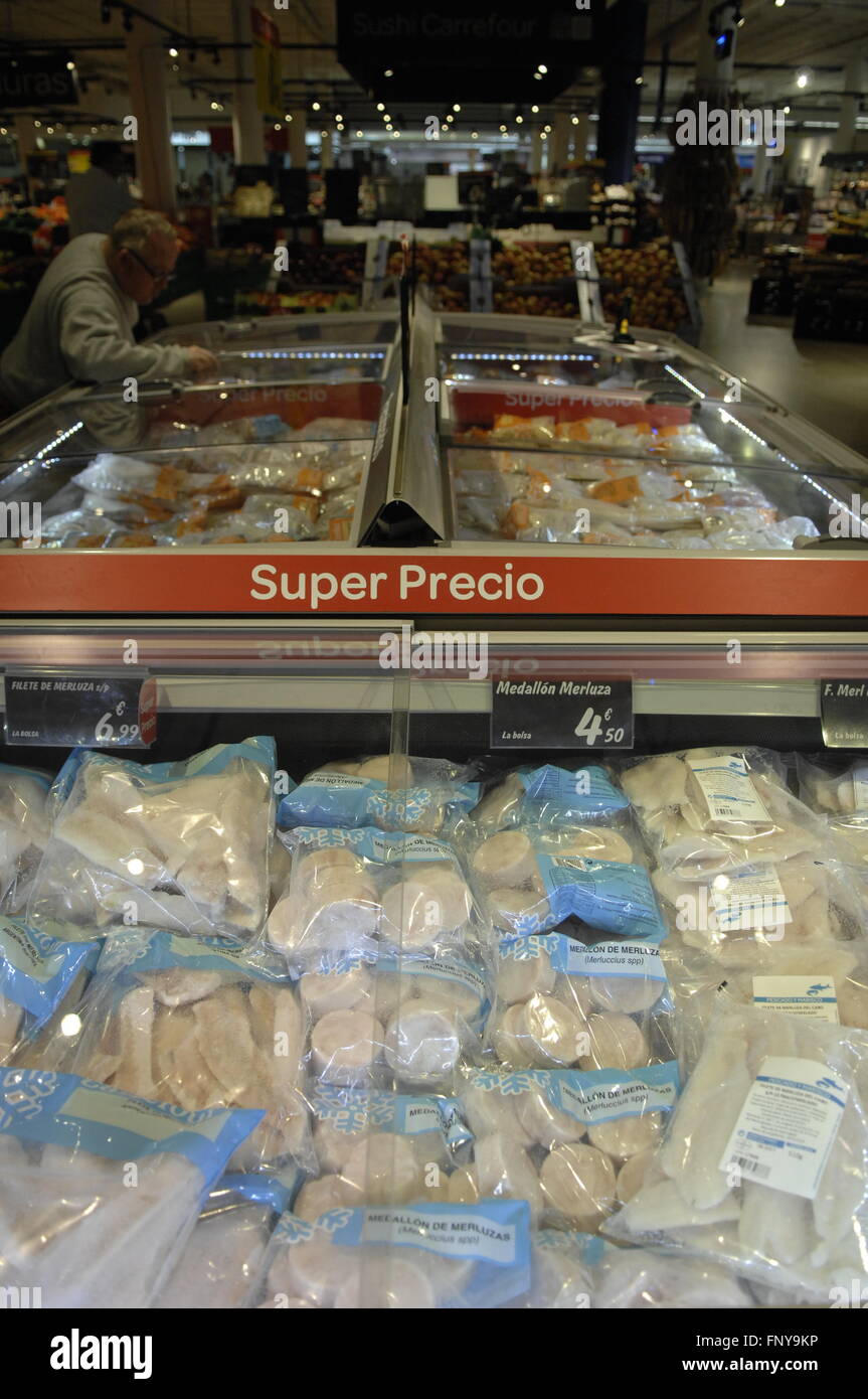 Gefrorener Fisch Gefriergeräte in einem Carrefour Supermarkt Malaga Spanien Stockfoto