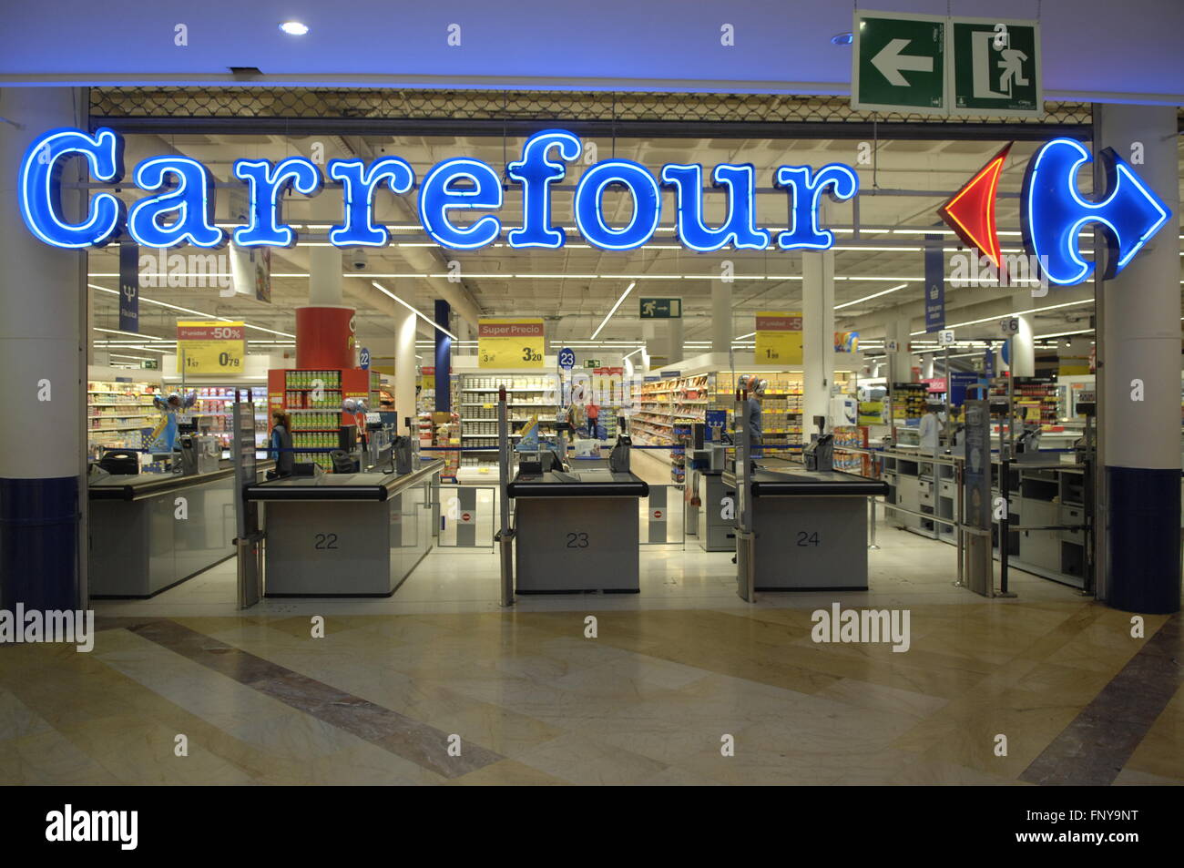 Carrefour unterzeichnen vor Eingang in Malaga Spanien zu speichern. Stockfoto