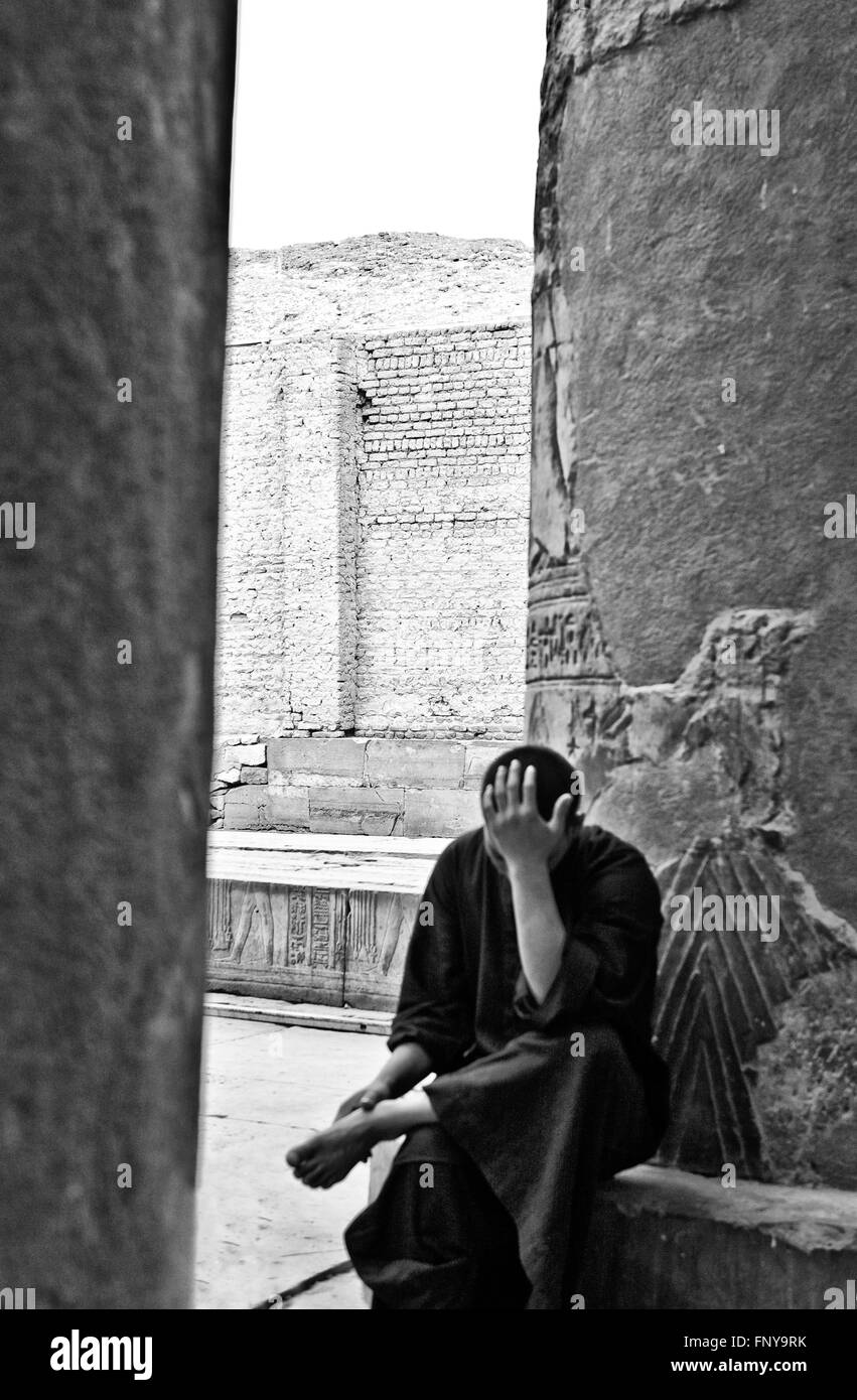 KOM OMBO, Ägypten - 18.Juli: Unbekannter Mann sitzt die Spalte "" Kom Ombo Tempel, Ägypten. Am 18. Juli 2010 Kom Ombo, Ägypten Stockfoto