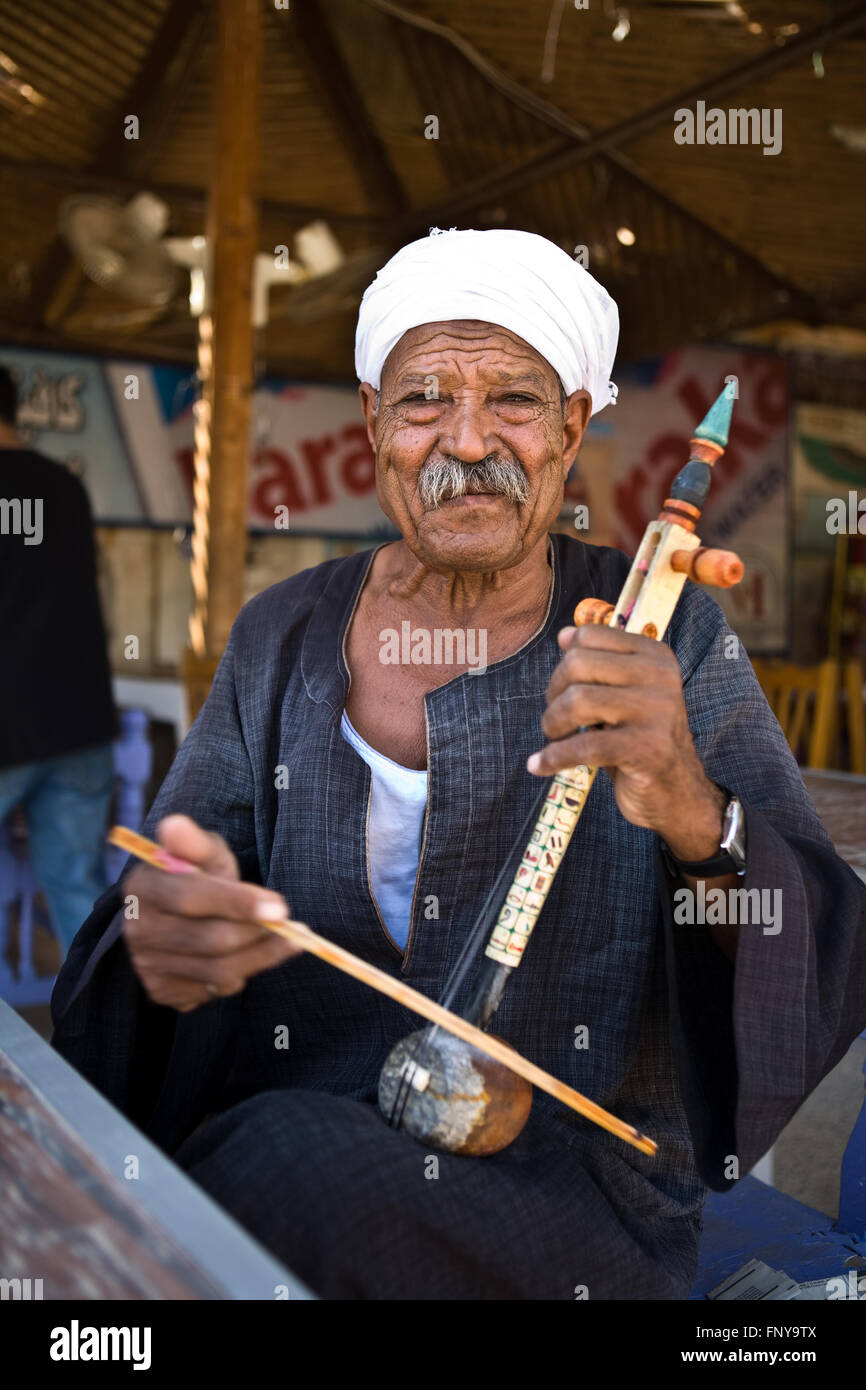 LUXOR, Ägypten - Juli 19: Ein Musiker führen außerhalb Touristenattraktionen auf 19. Juli 2010 in Luxor, Ägypten. Lokalen Entertainer freq Stockfoto