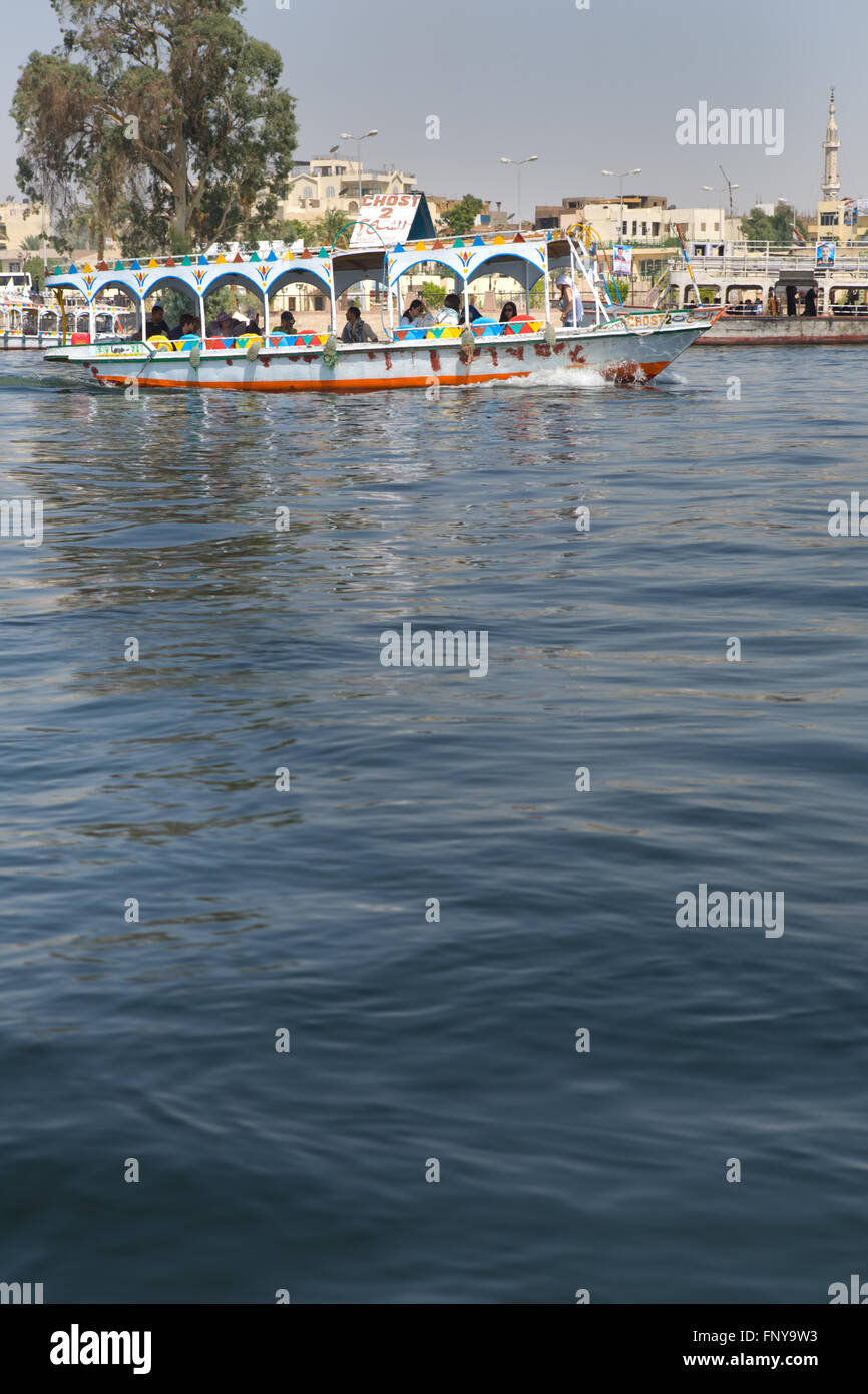 LUXOR, Ägypten - Juli 19: Moderne bunte Nil Motorboot Überquerung des Flusses am 19. Juli 2010 in Luxor, Ägypten Stockfoto