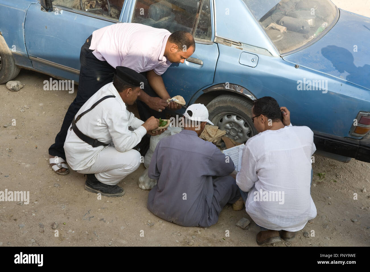 Kairo, Ägypten - 20 Juli: Food Street Hausierer an der Nekropole von Gizeh mit mehreren Kunden, am 20. Juli 2010 Kairo, Ägypten Stockfoto