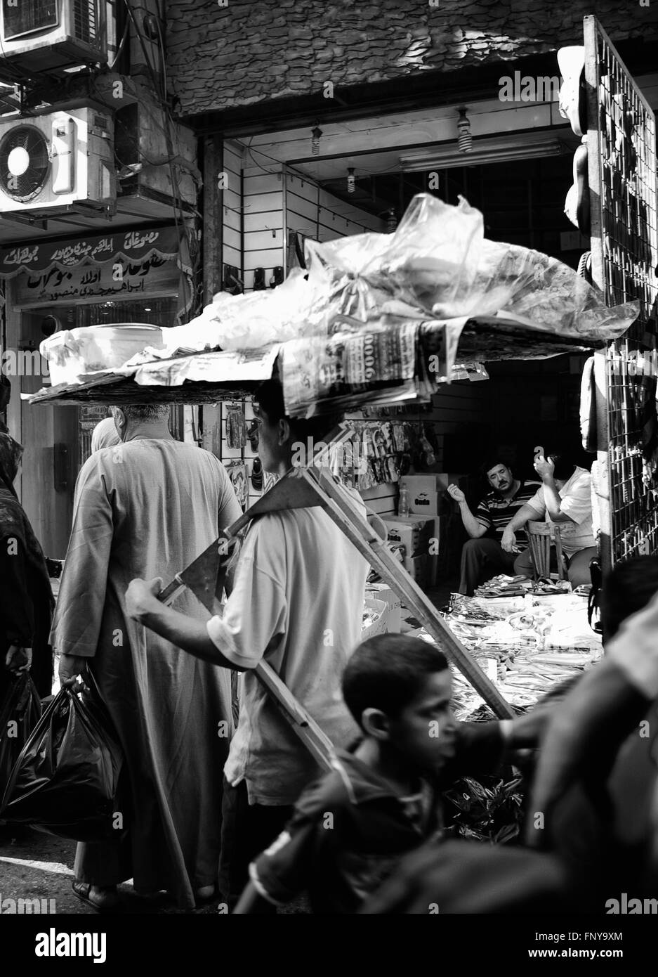 Kairo, Ägypten - 22 JUL: Ein Junge transportiert Güter durch die Straßen von Khan El Khalili Basar, einem großen Souk im Stadtteil islamischen auf Stockfoto