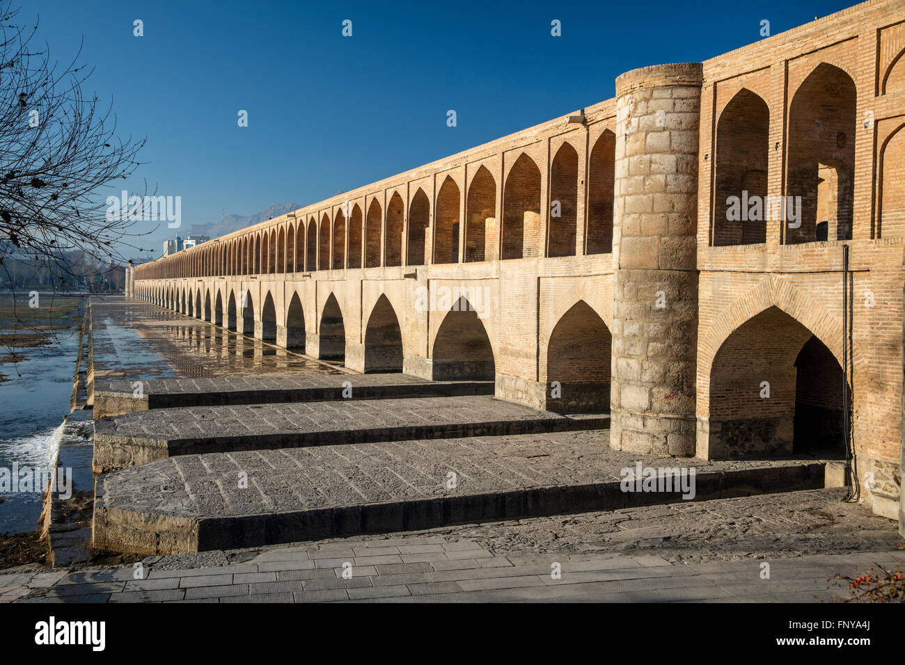 Am frühen Morgen Blick auf Allahverdi Khan Brücke (Se-o-Se Pol, 33 Bogen Brücke) über den Zayandeh Fluss, Isfahan, Iran. Stockfoto